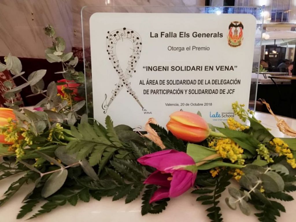  La JCF recibe un premio por su acción solidaria de manos de la Falla Els Generals 