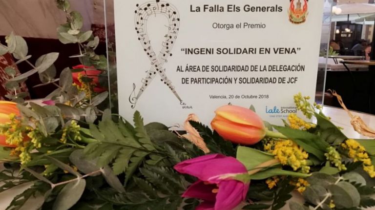 La JCF recibe un premio por su acción solidaria de manos de la Falla Els Generals 