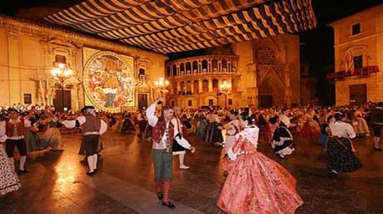 CERCA DE 1.500 PERSONAS PARTICIPARÁN EN LA DANSÀ DE LA FESTIVIDAD DE LA VIRGEN DE LOS DESAMPARADOS