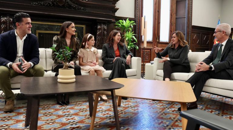 El comunicador Boro Peiró y la fallera mayor infantil de 1975, Cuchita Lluch, serán los mantenedores de las falleras mayores de València