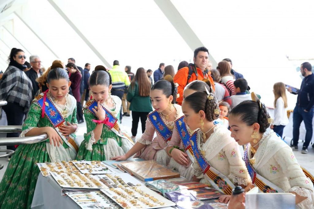  Gran acogida popular de la octava Feria del Coleccionismo fallero