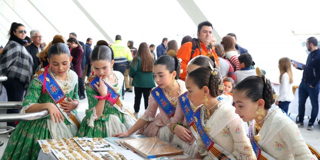  Gran acogida popular de la octava Feria del Coleccionismo fallero