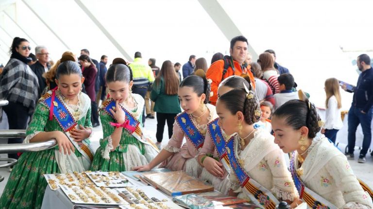 Gran acogida popular de la octava Feria del Coleccionismo fallero