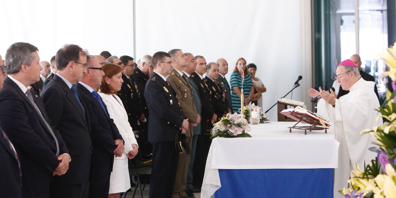  La Policía Nacional honra en Valencia a sus patronos, los Santos Ángeles Custodios, con una misa de campaña