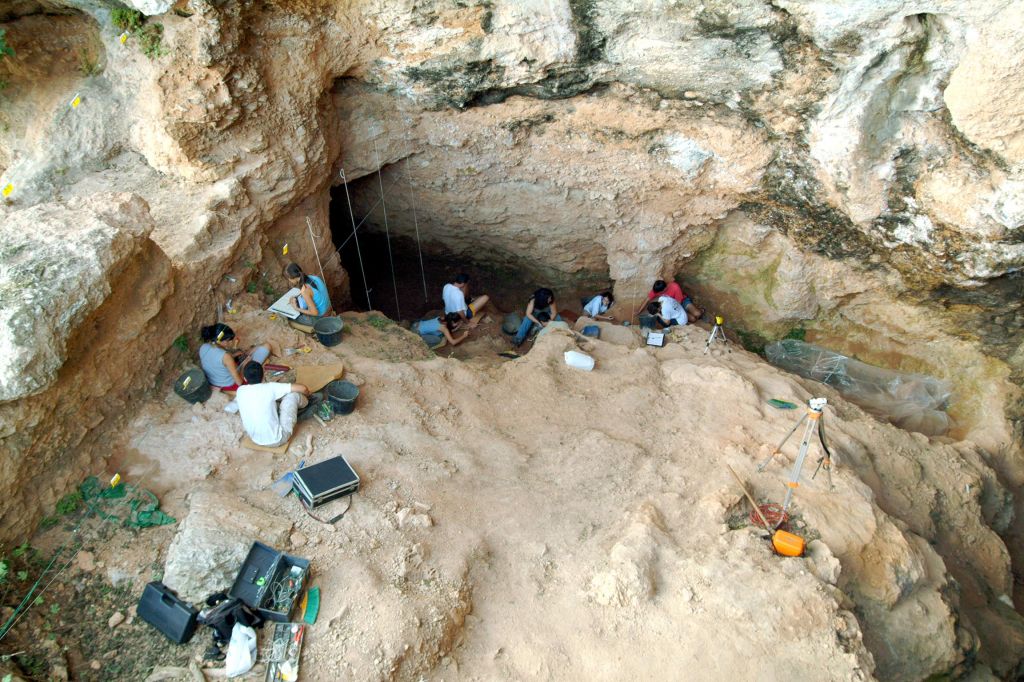  El Museu de Prehistòria de València concluye la campaña de excavaciones 2017 en la Cova de Bolomor
