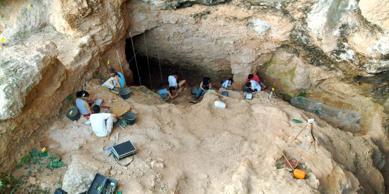  El Museu de Prehistòria de València concluye la campaña de excavaciones 2017 en la Cova de Bolomor