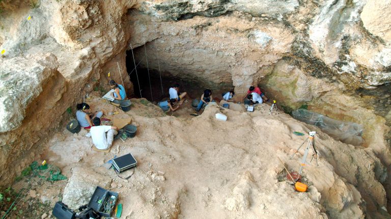 El Museu de Prehistòria de València concluye la campaña de excavaciones 2017 en la Cova de Bolomor