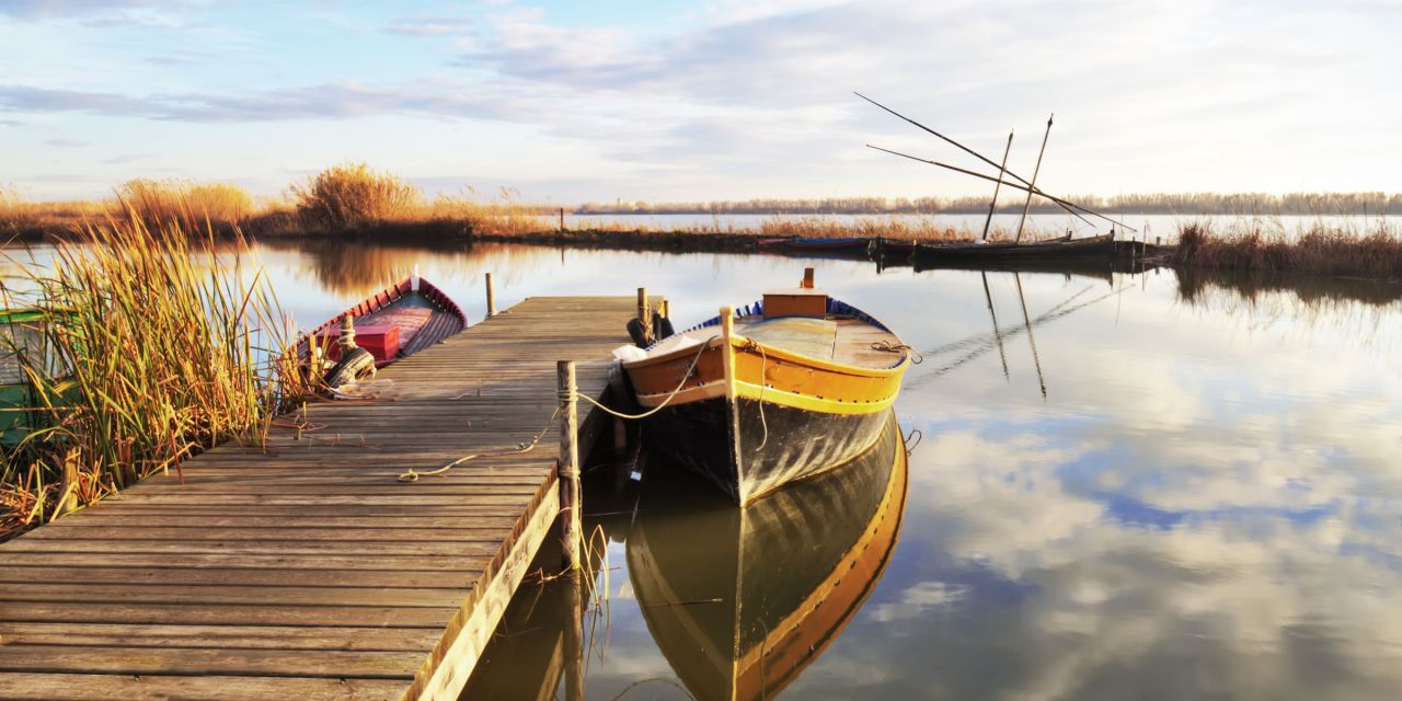  El lago de la Albufera congregará el sábado las imágenes de Cristo crucificado de las localidades ribereñas llevados en barcas