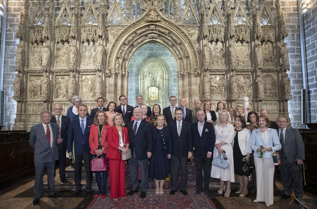   La Diputación Permanente y Consejo de la Grandeza de España visita la Capilla del Santo Cáliz en la Catedral de Valencia