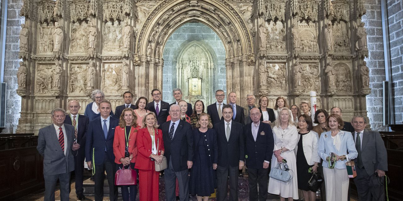  La Diputación Permanente y Consejo de la Grandeza de España visita la Capilla del Santo Cáliz en la Catedral de Valencia