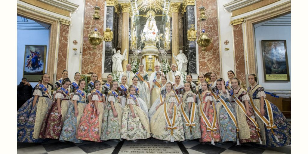  Las Falleras Mayores de Valencia ofrecen sus ramos a la Virgen de los Desamparados tras el acto de la Exaltación