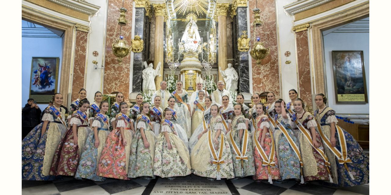  Las Falleras Mayores de Valencia ofrecen sus ramos a la Virgen de los Desamparados tras el acto de la Exaltación