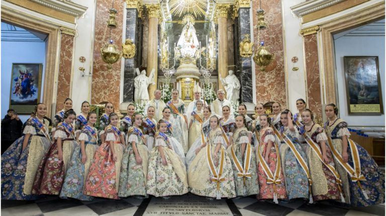 Las Falleras Mayores de Valencia ofrecen sus ramos a la Virgen de los Desamparados tras el acto de la Exaltación