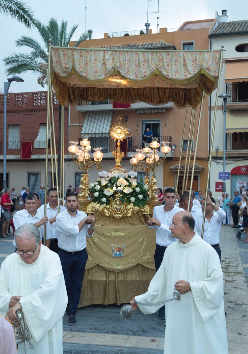  300 feligreses caracterizados como personajes bíblicos participan en la procesión del Corpus en Almàssera 