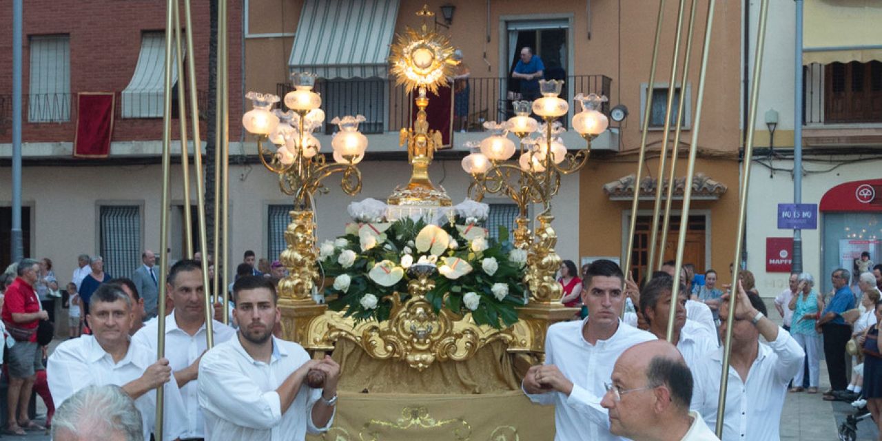  300 feligreses caracterizados como personajes bíblicos participan en la procesión del Corpus en Almàssera 