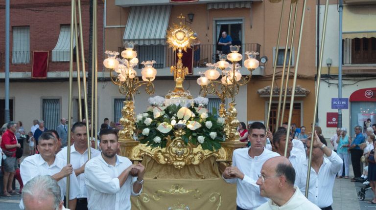 300 feligreses caracterizados como personajes bíblicos participan en la procesión del Corpus en Almàssera 