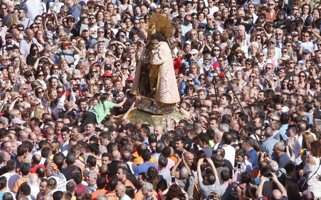  Miles de devotos participan en el traslado de la imagen de la Virgen de los Desamparados