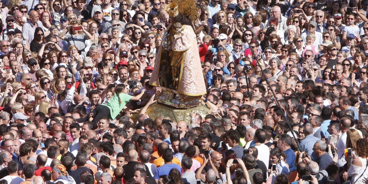  Miles de devotos participan en el traslado de la imagen de la Virgen de los Desamparados