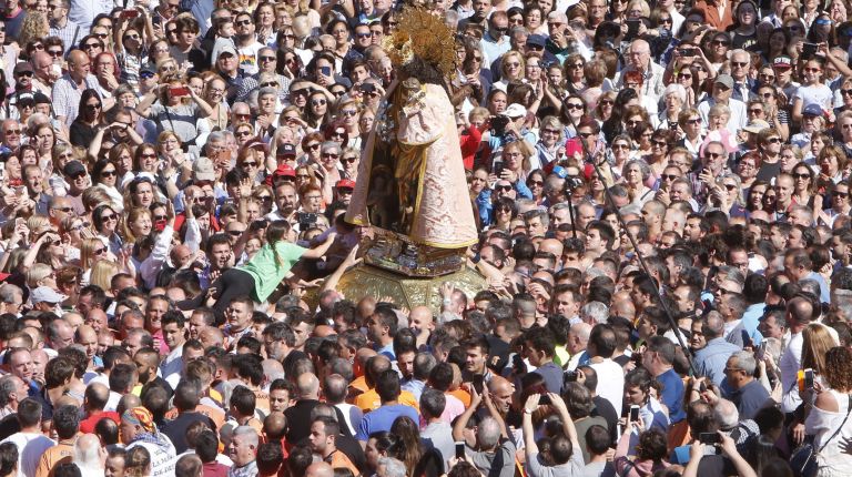 Miles de devotos participan en el traslado de la imagen de la Virgen de los Desamparados