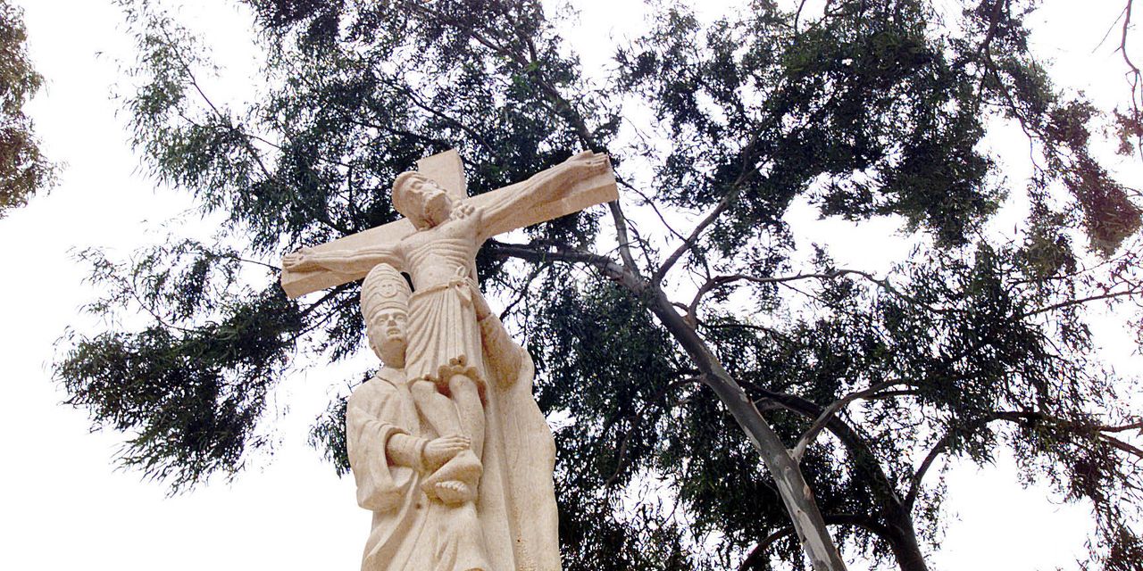  Comienzan las fiestas en honor al Cristo del Salvador, que conmemoran la llegada de su imagen, en el siglo XIII, arrastrada por el río