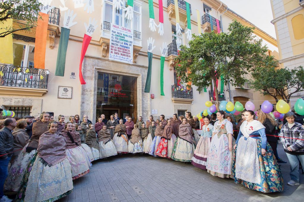  Las Falleras Mayores de Valencia participan en la “penjà” de la falla solidaria de Cáritas Diocesana 