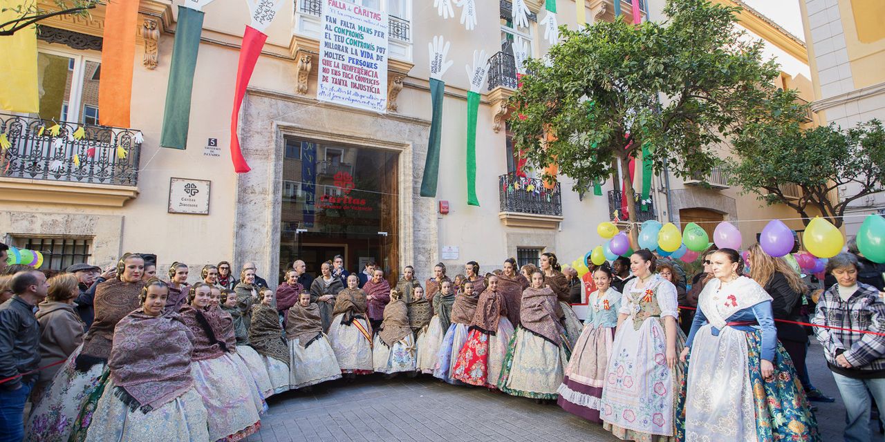  Las Falleras Mayores de Valencia participan en la “penjà” de la falla solidaria de Cáritas Diocesana 
