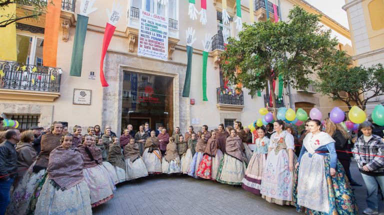 Las Falleras Mayores de Valencia participan en la “penjà” de la falla solidaria de Cáritas Diocesana 